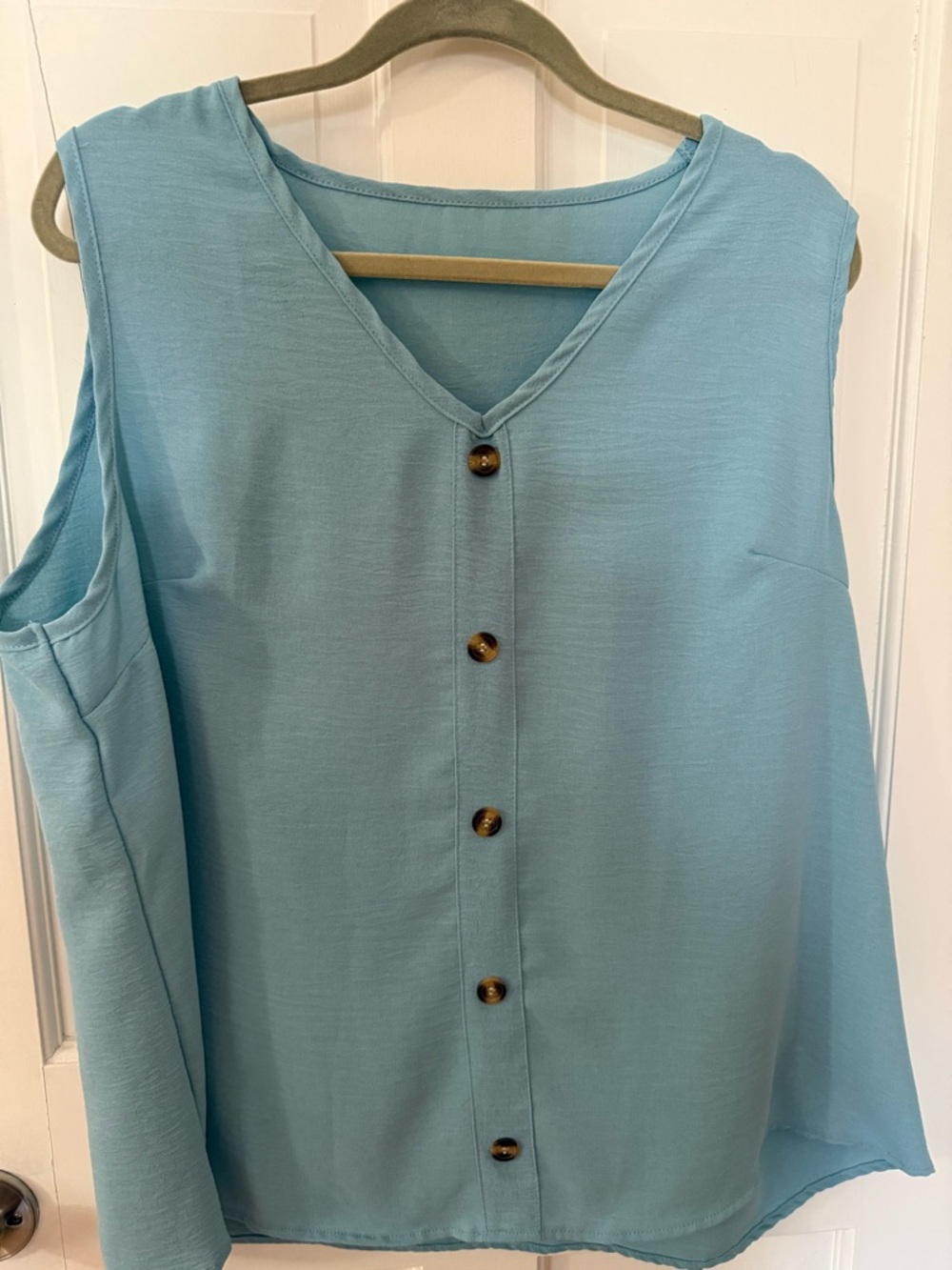 Light Blue Sleeveless Button Front Top Size 2-3X
Measures 26 x 23”